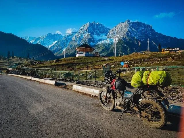 Expédition moto sur une route de montagne